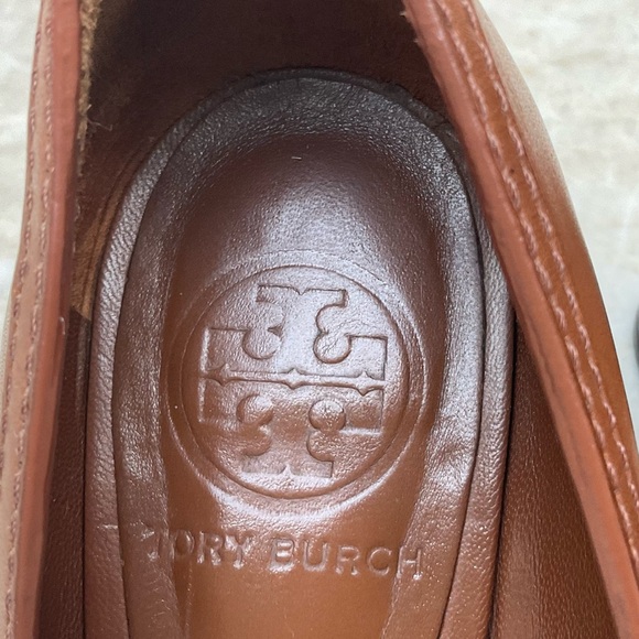 Tory Burch gold tone logo leather pumps Size 8. Saddle color. - Picture 13 of 16